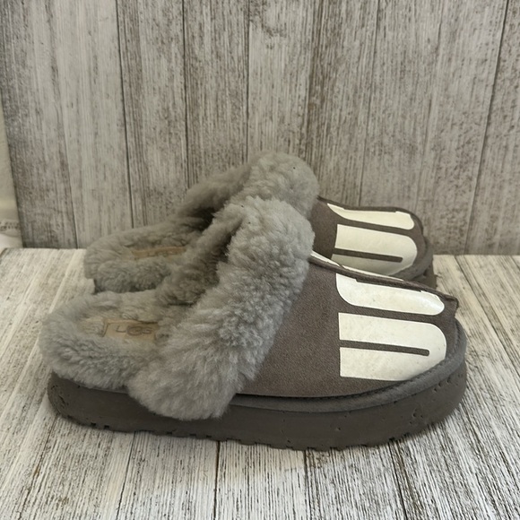 UGG COBBLE DISQUETTE
CHOPD SUEDE/ SHEEPSKIN PLATFORM SLIPPERS, - Picture 1 of 8